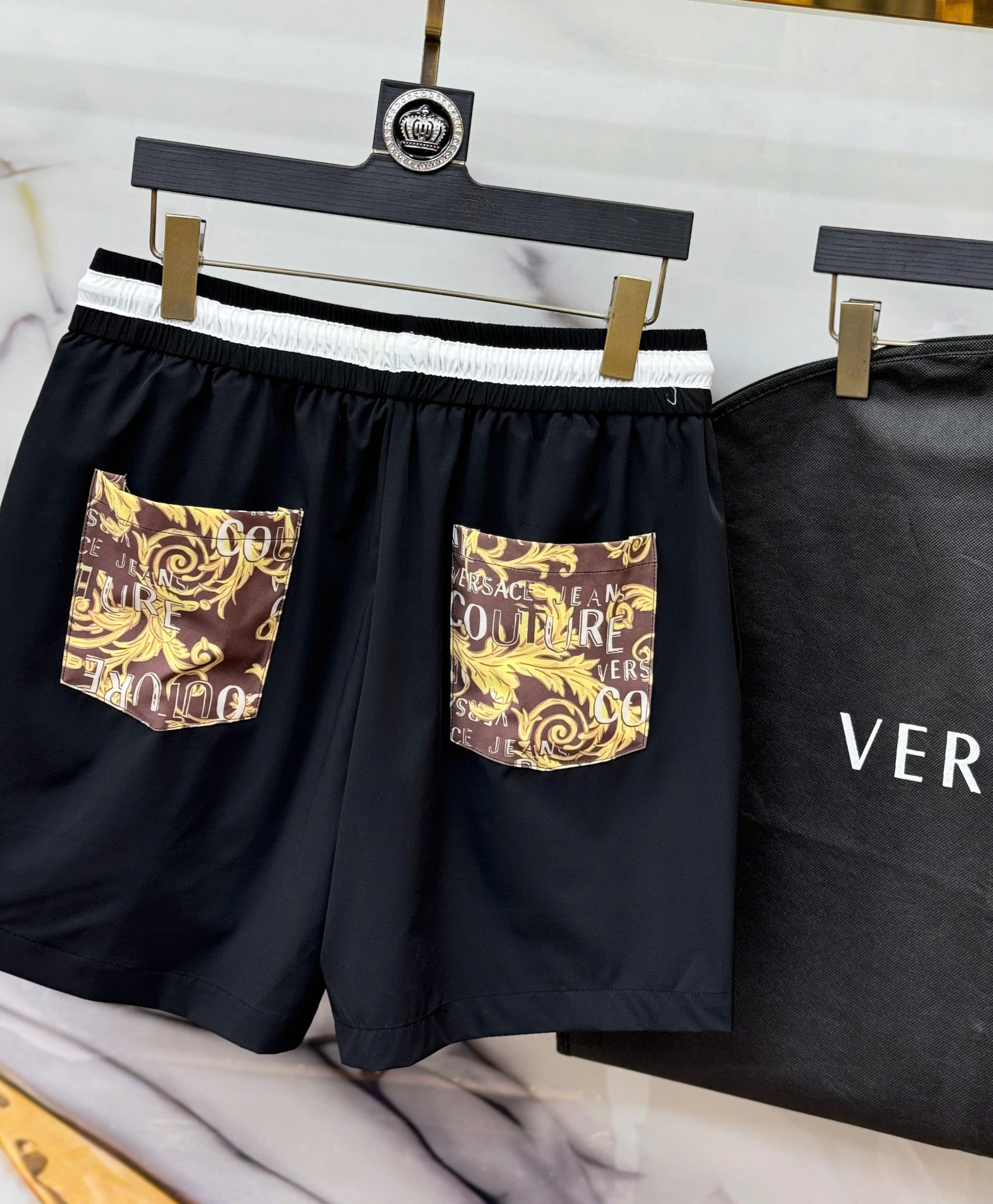 Quần short gió Versace VS Đen logo chữ thêu họa tiết túi sau Like Auth 1-1 on web MK